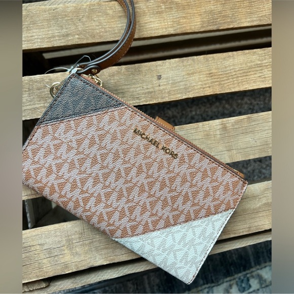 Michael Kors Handbags - Michael Kors Tri-Color Wristlet